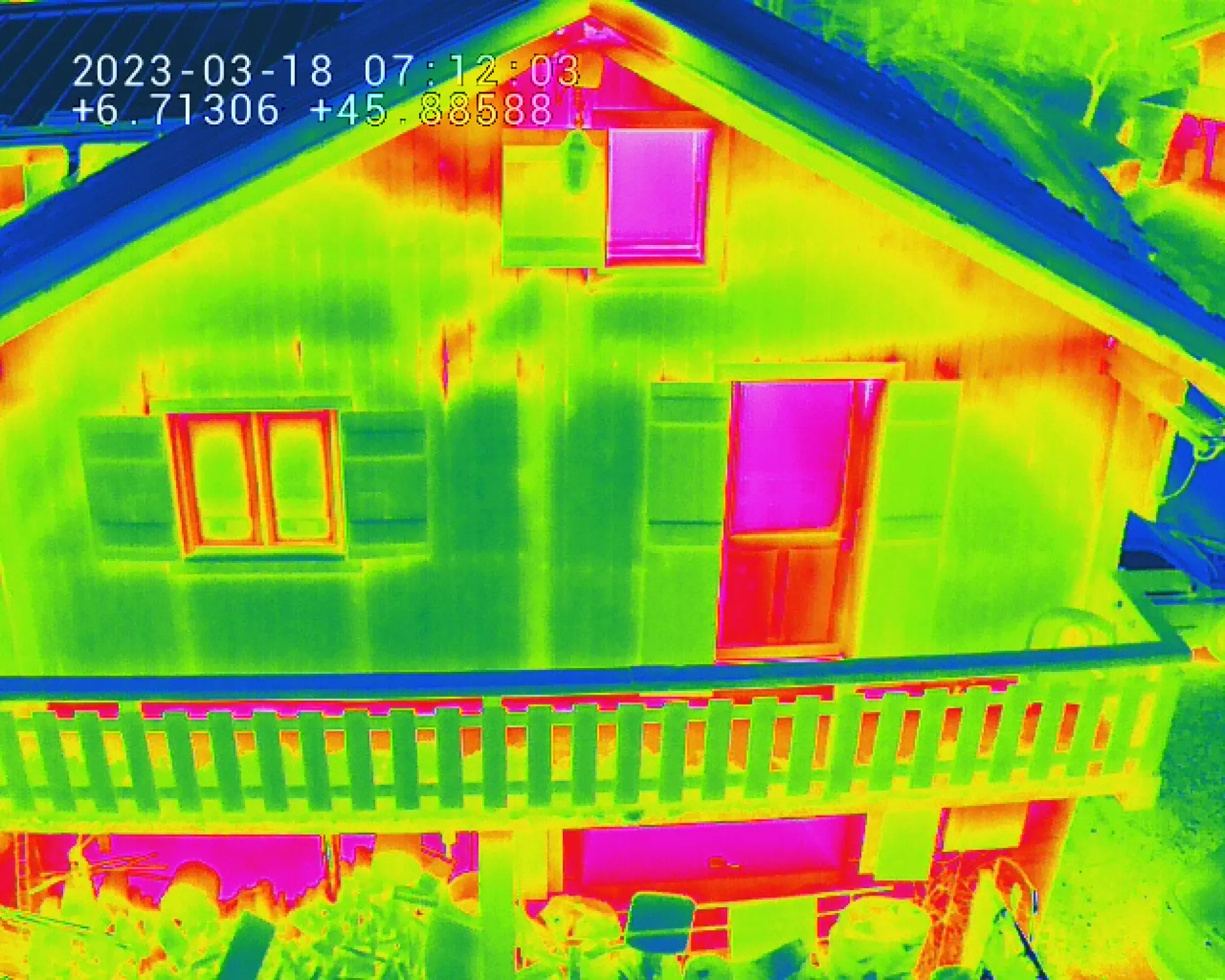 Défauts d’isolation au faîtage mis en évidence par la thermographie